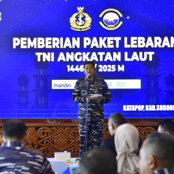Pangkoarmada III, Bagikan Paket Lebaran untuk Prajurit dan ASN, Wujud Kepedulian di Penghujung Ramadan