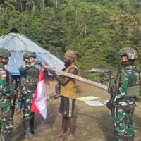 Tanamkan Semangat Kebangsaan, Satgas Yonif 715/Mtl Bersama Warga Kibarkan Bendera Merah Putih di Pelosok Papua