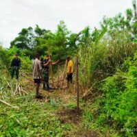 Kebersamaan di Perbatasan, TNI dan Warga Sota Kompak Bersih-Bersih