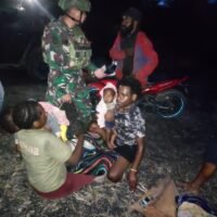 Aksi Heroik, Satgas Yonif 715/Mtl Bantu Evakuasi Anak Papua ke RS