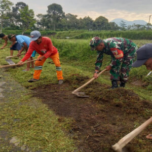 Eratkan Kebersamaan Warga, Babinsa Kaweron Gotong Royong Bersihkan Lingkungan