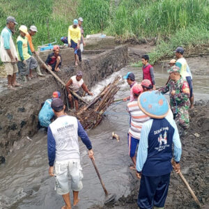 Babinsa Desa Jatinom Bersama Warga dan Poktan Mekar Sari Gotong Royong Bersihkan Dam Sungai Nglaos Babinsa Desa Jatinom Bersama Warga dan Poktan Mekar Sari Gotong Royong Bersihkan Dam Sungai Nglaos