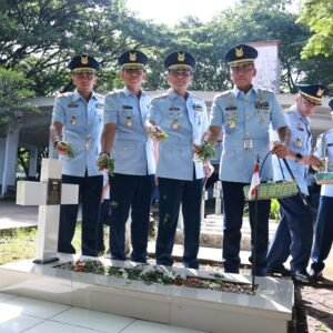 Jelang Peringatan HUT ke-79 TNI AU, Danlanud Sultan Hasanuddin Ziarah di Taman Makam Pahlawan