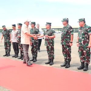 Danlanud Sultan Hasanuddin Sambut Kedatangan Menhan RI di Makassar