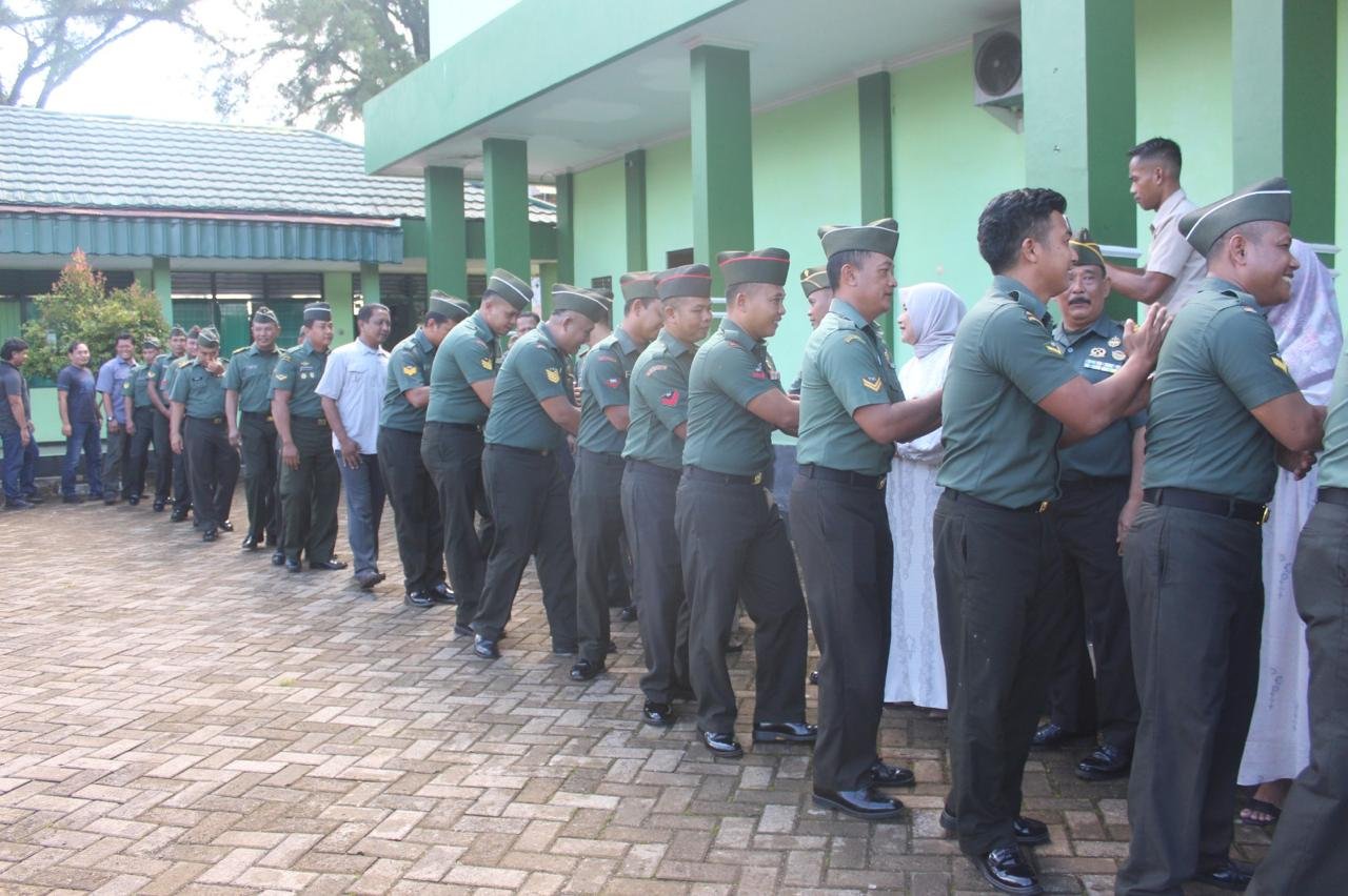 Penuh Keakraban, Seluruh Personel Kodim 1009/Tanah Laut Mengikuti Halal Bihalal di Makodim 1009/Tla