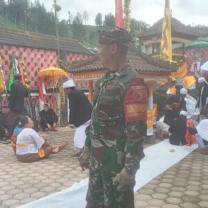 Kodim 0820 Probolinggo Amankan Ibadah Piodalan Hindu Tengger di Sumber Kodim 0820 Probolinggo Amankan Ibadah Piodalan Hindu Tengger di Sumber