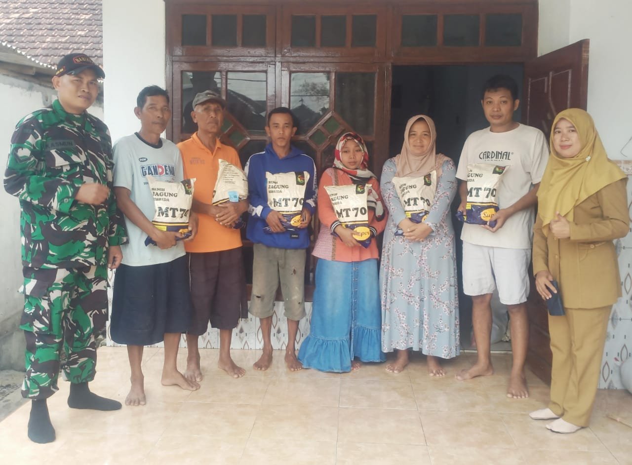 Koramil Sumberasih Dampingi Penyerahan Bibit Jagung untuk Ketahanan Pangan di Desa Posangit Leres