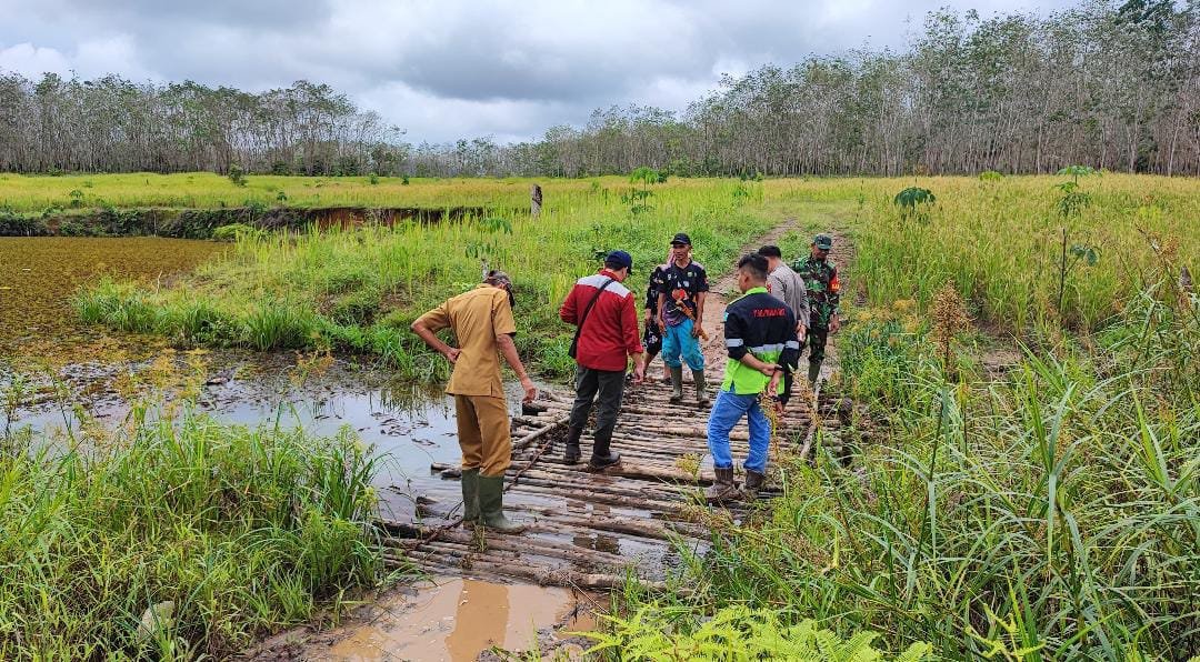 Babinsa 1008-02/Haruai Mediasi Dugaan Pencemaran Kolam Ikan di Desa Bongkang