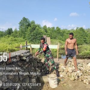 Babinsa Ramil 1512-01/Weda Bantu Pembagunan Pondasi Rumah Warga