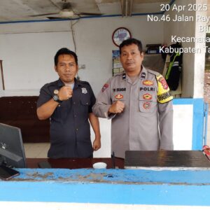 Bhabinkamtibmas Desa Bitung Jaya Sambangi Satpam PT SML, Jalin Silaturahmi dan Himbauan Kamtibmas
