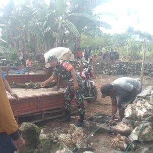 Semangat Gotong Royong, Babinsa Koramil 1505-04/Obau Bantu Warga Angkut Batu Bangunan