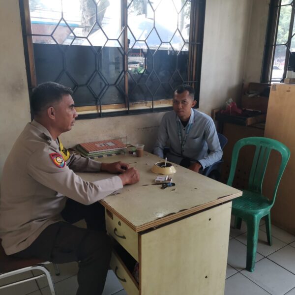 Jalin Silaturahmi dan Sampaikan Pesan Kamtibmas, Bhabinkamtibmas Sukamulya Sambangi Tokoh Masyarakat