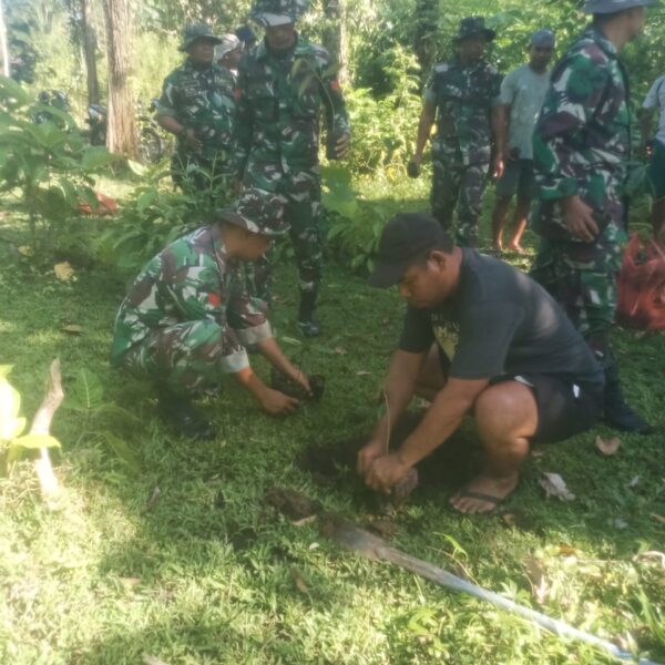 Koramil 1505/Sofifi dan Warga Hijaukan Lingkungan Lewat Penanaman Bibit Buah