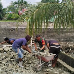 Peduli Warga, Babinsa Koramil 1505-03 /Maba Angkut Batu untuk Pembangunan Rumah Peduli Warga, Babinsa Koramil 1505-03 /Maba Angkut Batu untuk Pembangunan Rumah