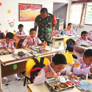 Babinsa Sukarame; Makan Bergizi Gratis Memberikan Manfaat Nyata Bagi Perkembangan Siswa