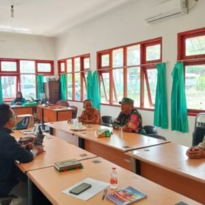 Babinsa Sangasanga Jalin Komsos dengan Petugas PPL Bahas Program Pendampingan Pertanian