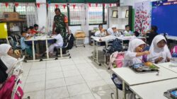 Babinsa Sukarame Lakukan Pendampingan Penyaluran MBG Pada Siswa SD