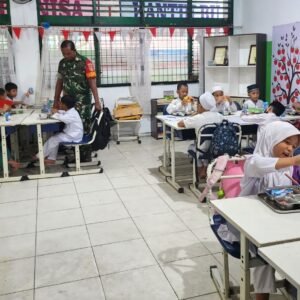 Babinsa Sukarame Lakukan Pendampingan Penyaluran MBG Pada Siswa SD
