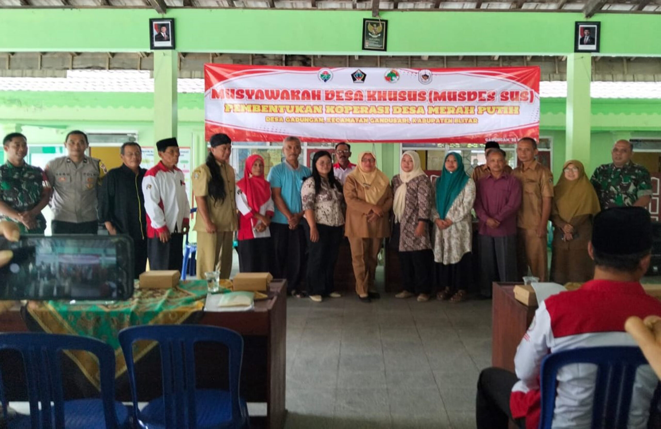 Babinsa Bersama Tiga Pilar Hadiri Rapat Pembentukan Koperasi Merah Putih Di Gadungan Wilayah Gandusari