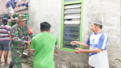 Kepedulian Bersama, Babinsa Beserta Masyarakat Kepanjenkidul Gotong Royong Perbaiki Atap Rumah Warga