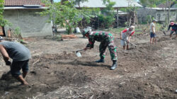 Babinsa Karang Gondang Bersama Warga Bersihkan Jalan Dusun, Lindungi Lingkungan Dan Pererat Silaturahmi