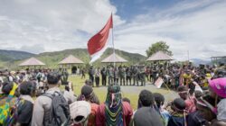 Bersama Masyarakat, Satgas Yonif 715/Motuliato dan Apkam Puncak Jaya Kibarkan Bendera Merah Putih Raksasa di Momen Tanggal 1 Mei 2025