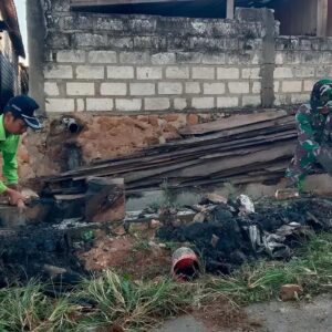 Jaga Lingkungan Agar Tetap Bersih, Babinsa Koramil 0811/12 Bancar Karya Bakti Pembersihan Selokan