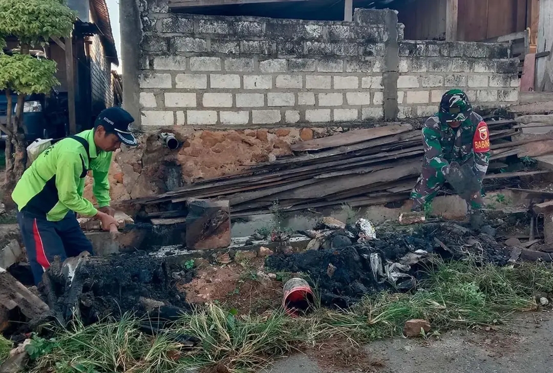 Jaga Lingkungan Agar Tetap Bersih, Babinsa Koramil 0811/12 Bancar Karya Bakti Pembersihan Selokan