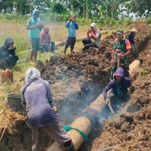 Wujud Kemanunggalan TNI Dengan Rakyat, Babinsa Koramil 0811/06 Plumpang Dampingi Pemasangan Pipa Irigasi
