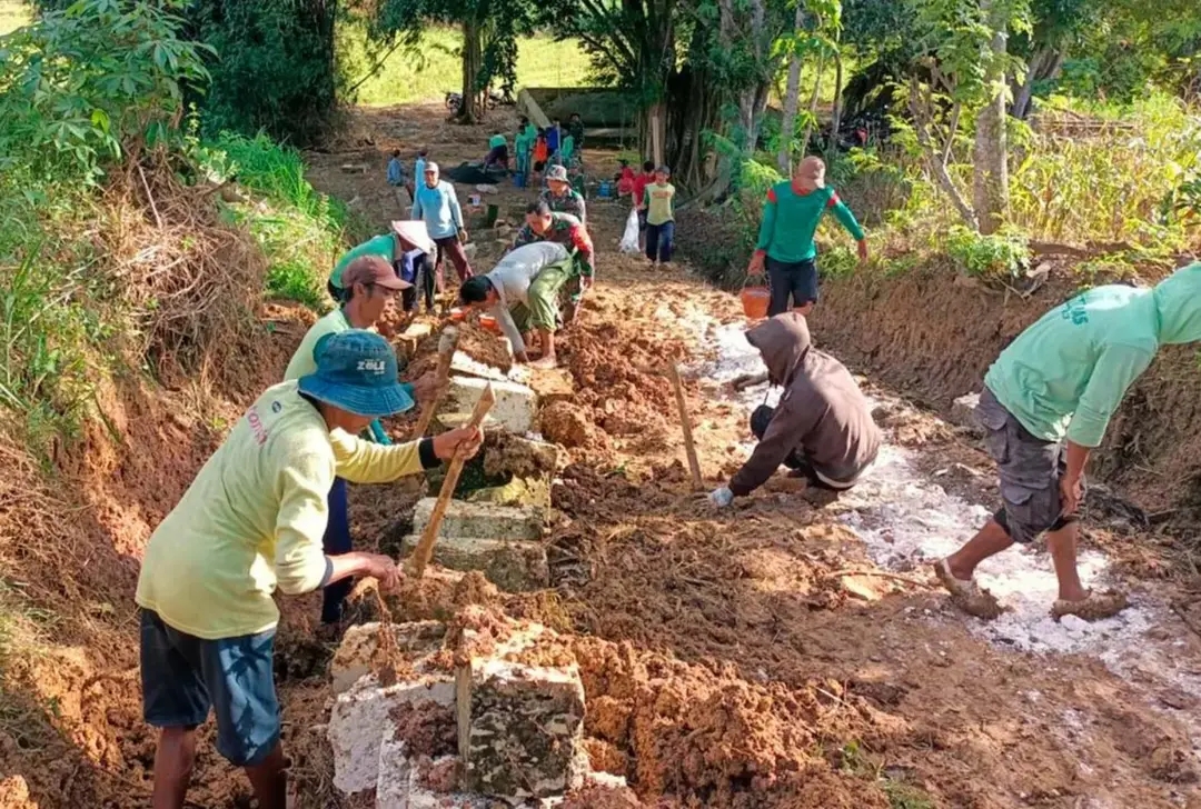 Antisipasi Terjadinya Banjir, Koramil 0811/20 Grabagan Karya Bakti Pembuatan Saluran Air