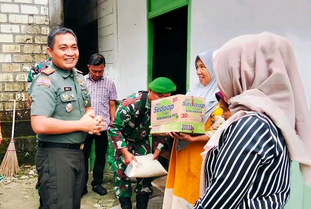 Dandim 0811/Tuban Bagikan Paket Sembako Kepada Warga Yang Terdampak Banjir Luapan Sungai Bengawan Solo
