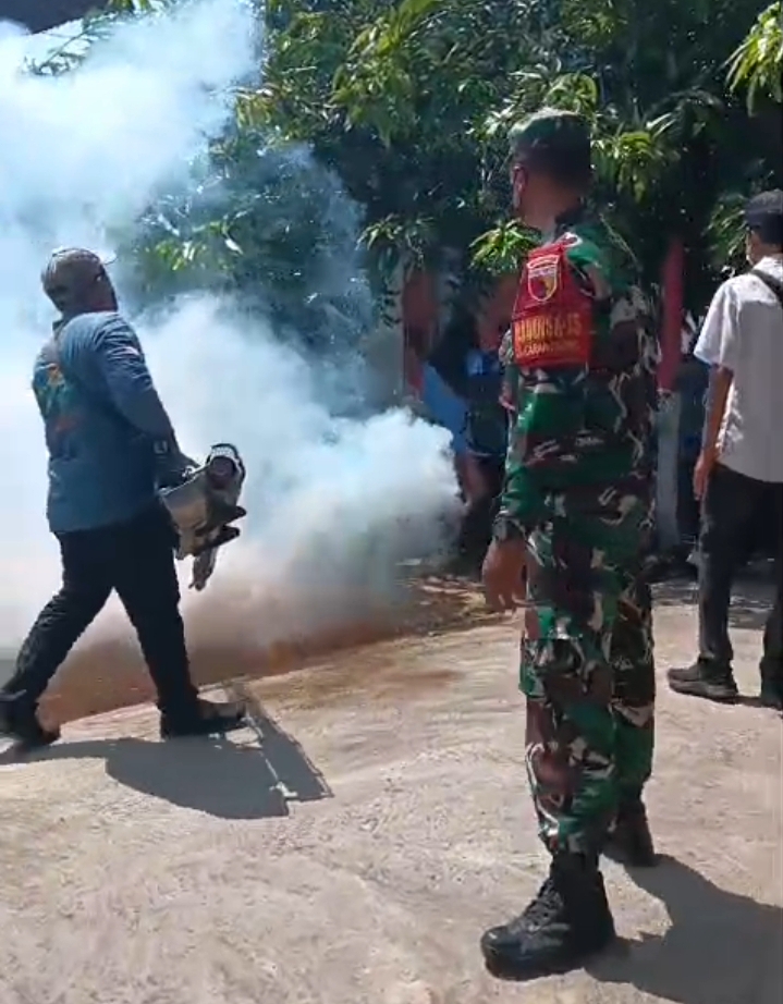 Upaya Pencegahan DBD di Desa Karangbong: Fogging Bersama Koramil Pajarakan