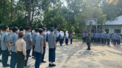 Babinsa Latih PBB Siswa SMPN 9 Barabai untuk Peringati Hardiknas 2025