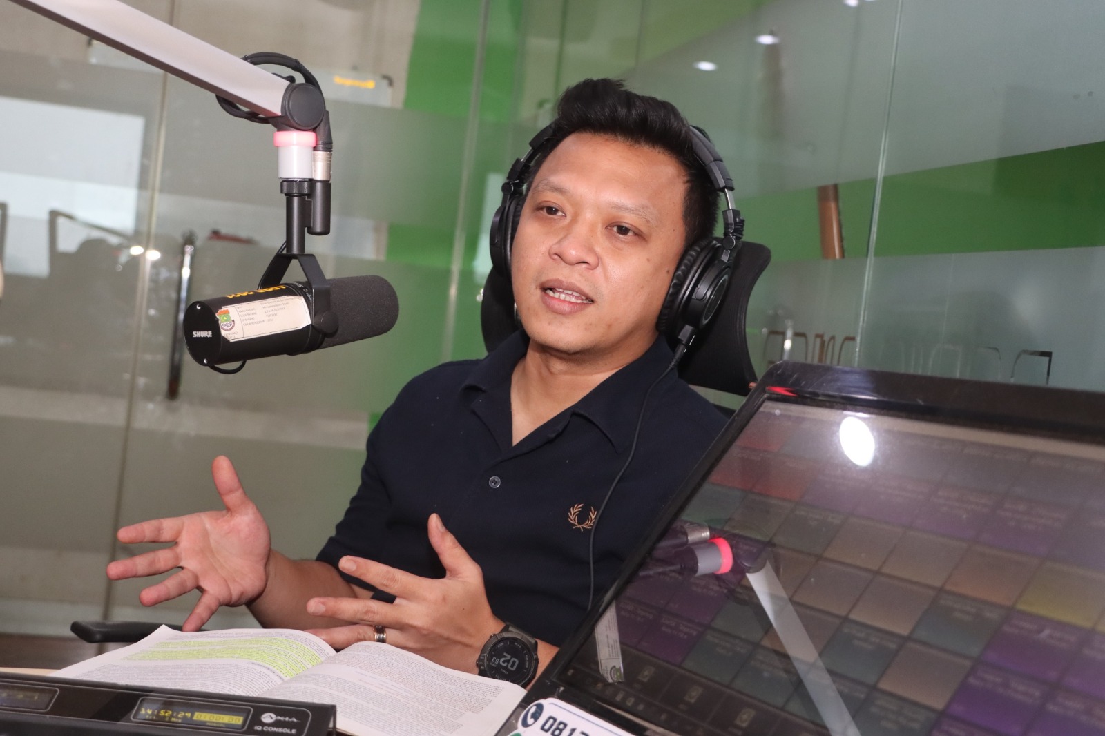 Kasat Reskrim Polresta Tangerang Laksanakan Talk Show Sosialisasi Operasi Pekat Maung 2025 di Radio Tangerang Gemilang