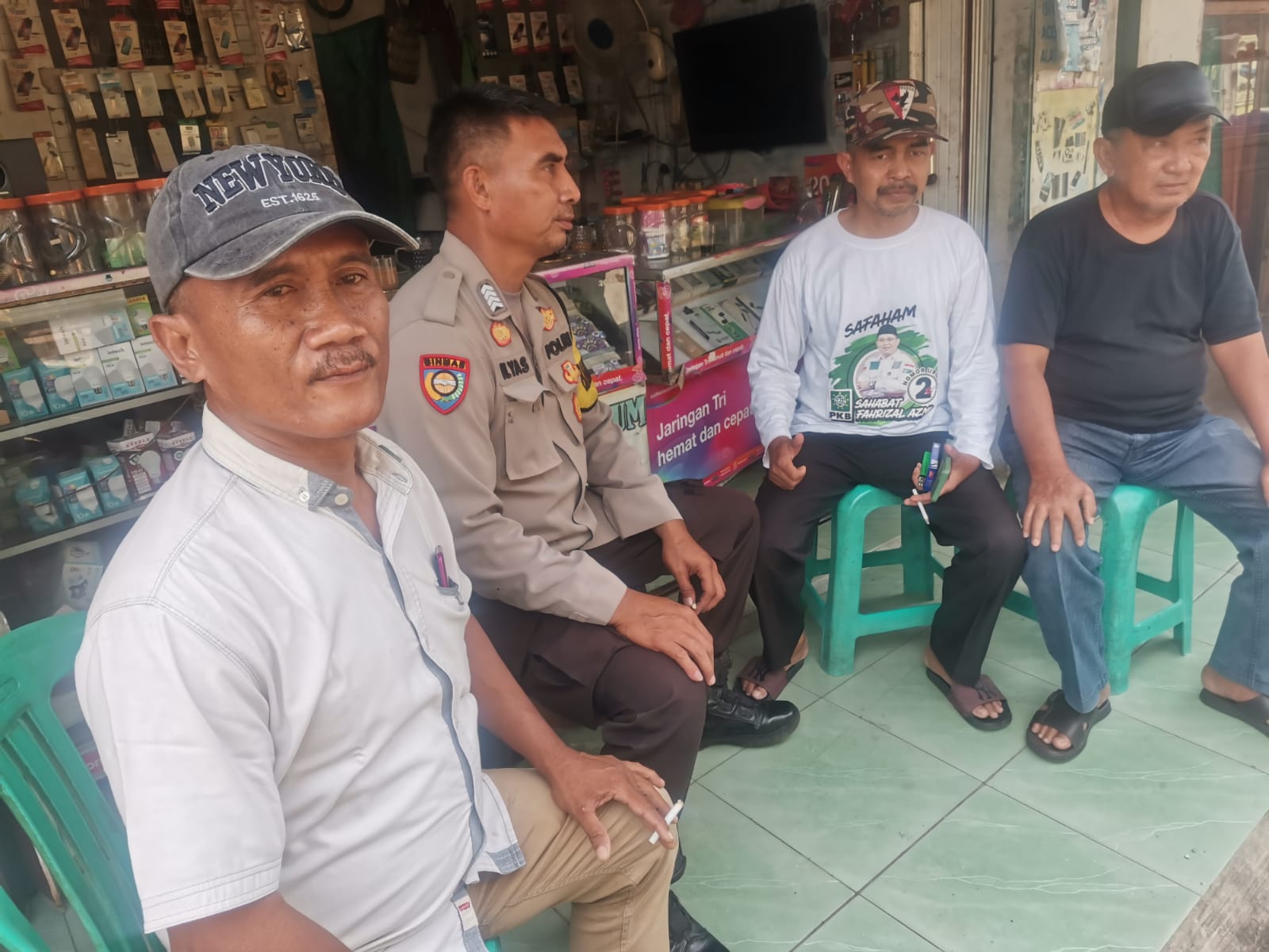 Babinkamtibmas Kelurahan Sukamulya Sambangi Tokoh Masyarakat, Sampaikan Pesan Kamtibmas