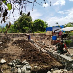 Babinsa Koramil 1505-03/Maba Bersama Warga Bangun Pondasi Rumah