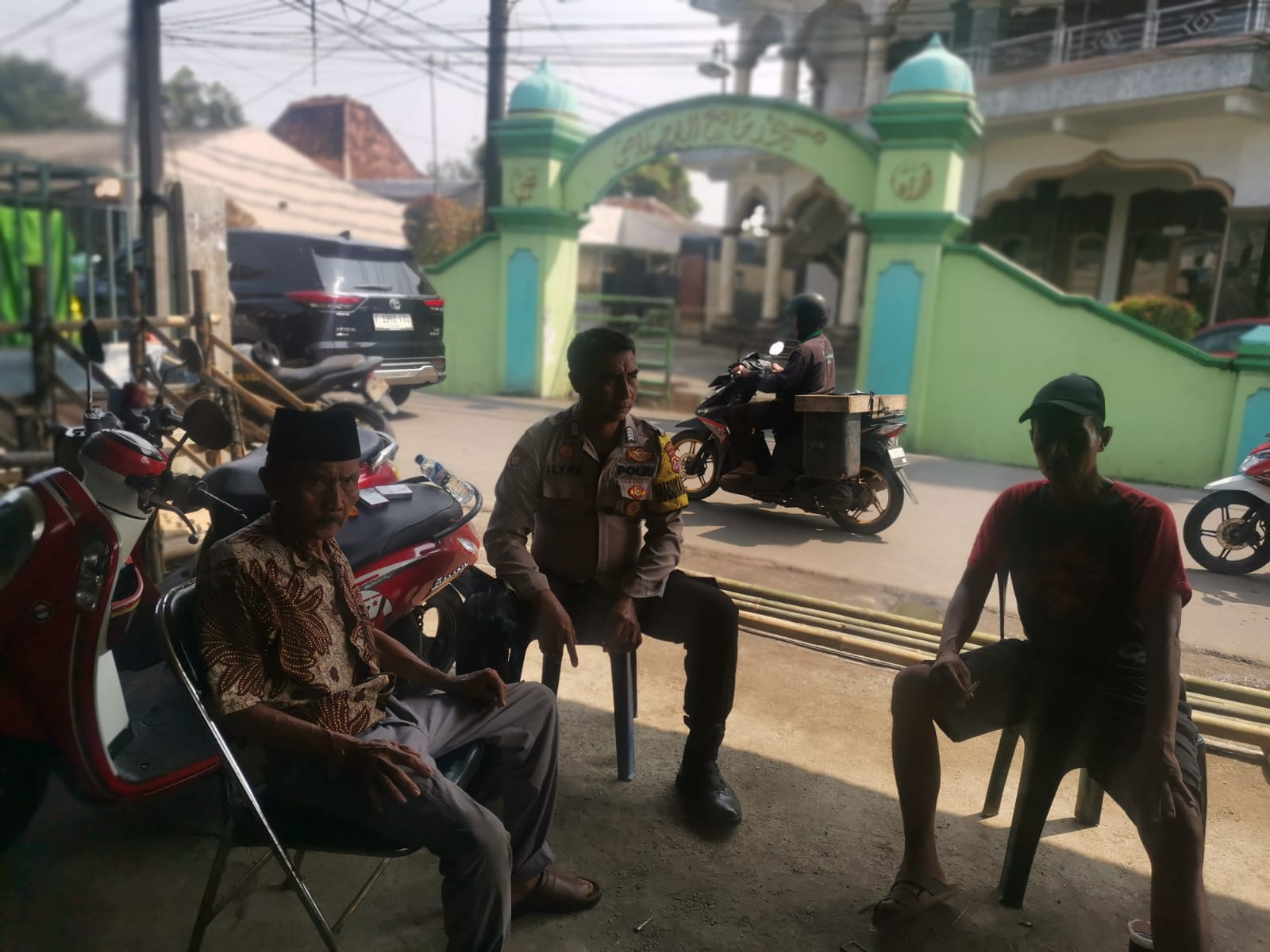 Babinkamtibmas Kelurahan Sukamulya Jalin Komunikasi dengan Tokoh Masyarakat untuk Tingkatkan Kamtibmas