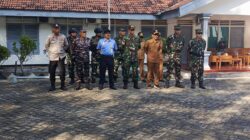 Latihan Menembak dan Demolisi TNI AL, Danramil Paiton Beri Motivasi