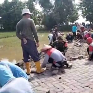 Bangun Desa Bersama Warga, Anggota TNI Kodim Ponorogo Kerja Bakti Perbaikan Jalan