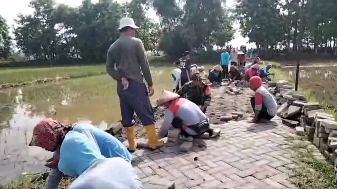 Bangun Desa Bersama Warga, Anggota TNI Kodim Ponorogo Kerja Bakti Perbaikan Jalan