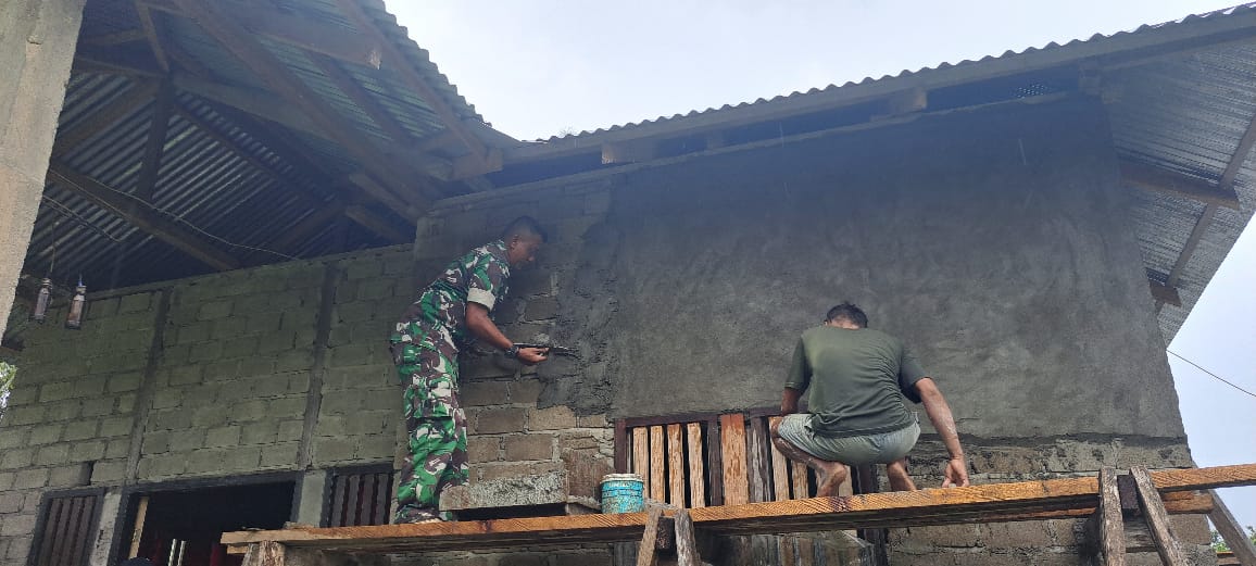 Wujud Nyata Kepedulian TNI, Babinsa Kodim 1505/Tidore Turun Tangan Bantu Bangun Rumah Warga