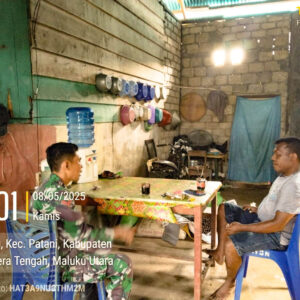 Dengan Cara ini Babinsa Desa Yondeliu mengajak Warga dalam menjaga keamanan Desa