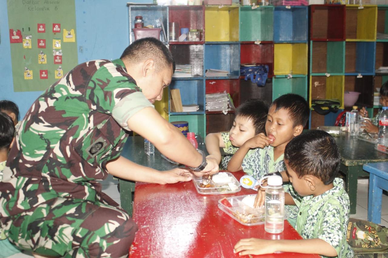 Dansatgas TMMD 1009 Tinjau Program Makan Bergizi di TK Kartika