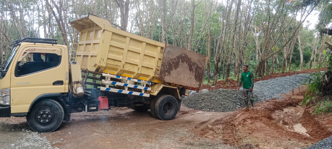 Kejar Target, Puluhan Truk Bawa Material Terus Masuk Lokasi TMMD Ke-124 Tanah Laut 