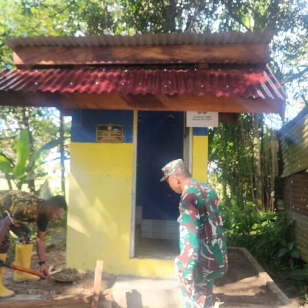 KA. Kampung Puas TMMD Ke - 124 Kodim 1802/Sorong Rehab MCK Sesuai Standar Kesehatan