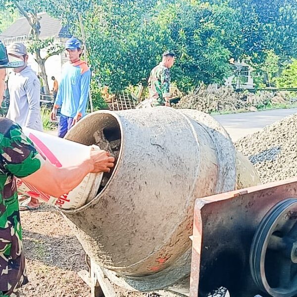 Bersama Warga Margoagung, TNI Koramil Sumberrejo Bojonegoro Cor Pondasi Musholla