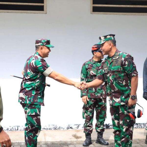Dandim 0820 Probolinggo Hadiri Latihan Menembak Meriam TNI AL di Paiton