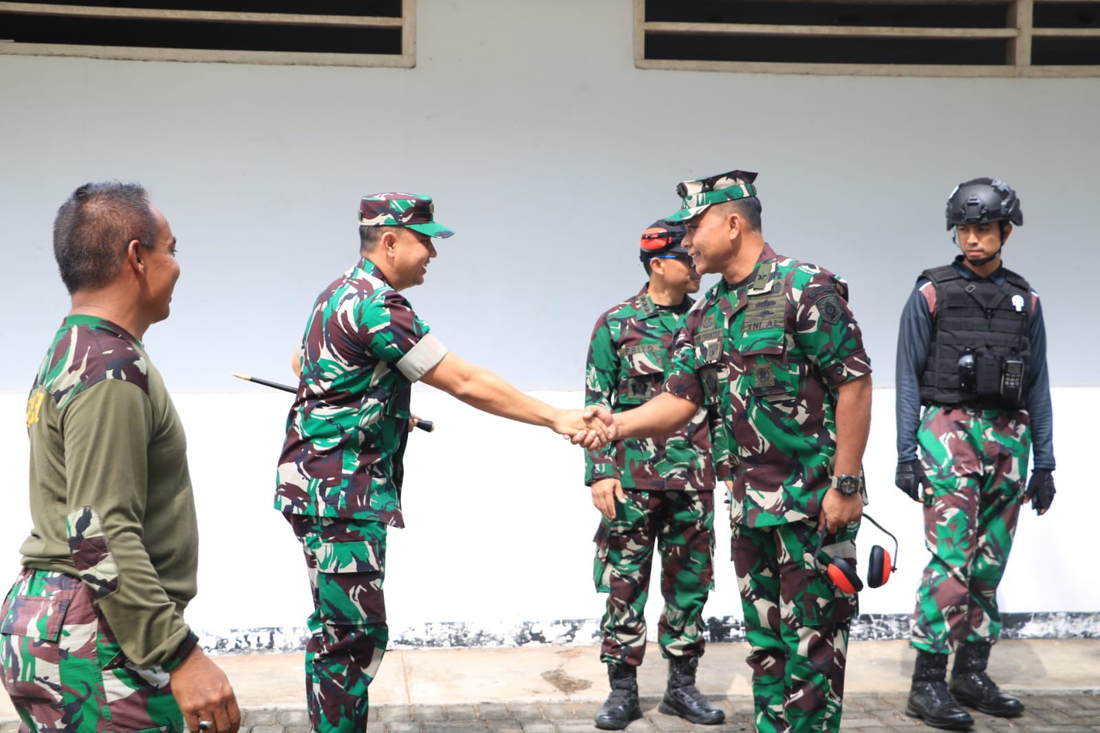 Dandim 0820 Probolinggo Hadiri Latihan Menembak Meriam TNI AL di Paiton
