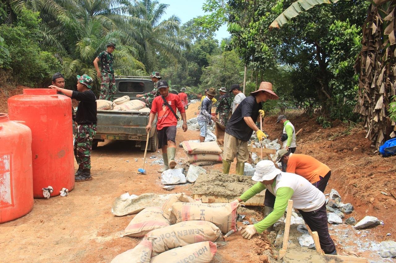 Antusiasme Warga Desa Gunung Melati Warnai Gotong Royong TMMD