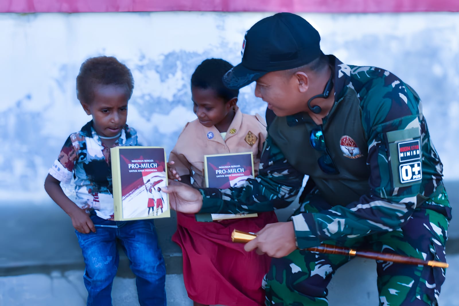 TNI Hadir Untuk Anak Negeri, Bagikan Susu Demi Gizi Sehat
